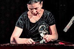 Paní Lapčíková hraje na cimbál